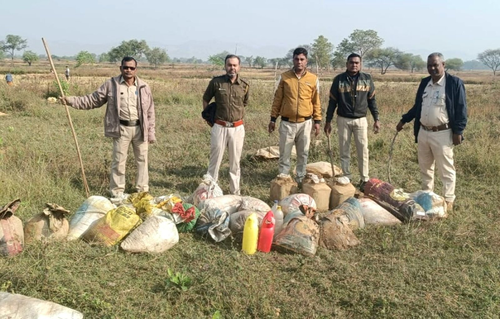 आबकारी वृत्त की वार्ड नंबर 1 में अवैध महुआ शराब पर बड़ी कार्रवाई 1200 किलो महुआ लहान और 70 लीटर शराब नष्ट, जिले मे टीम की लगातार दबिश .. Kshiti Technologies आबकारी वृत्त की वार्ड नंबर 1 में अवैध महुआ शराब पर बड़ी कार्रवाई 1200 किलो महुआ लहान और 70 लीटर शराब नष्ट, जिले मे टीम की लगातार दबिश .. Kshiti Technologies